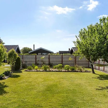 2 Bedroom Beautiful In Holiday home *